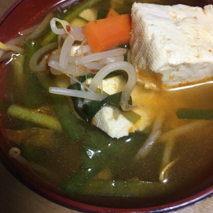 ニラにニンジン、豆腐にもやし。ホカホカ温まるスープ
ごちそう様でしたー